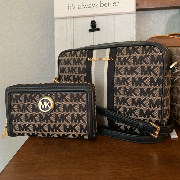 Michael Kors Handbags - Last one 🖤New MK set🖤